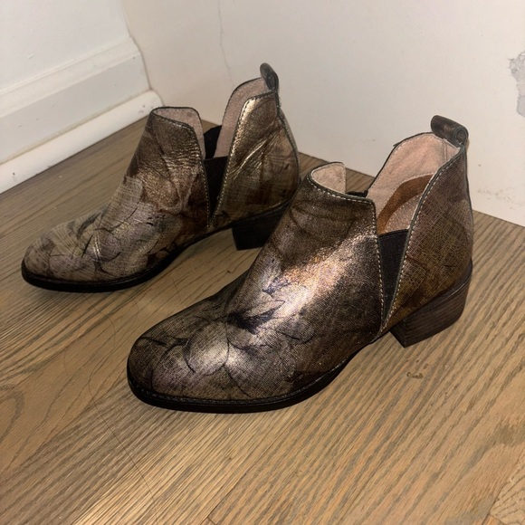 Seychelles Offstage Chelsea Boots Metalic Gold floral ankle boots booties size 6 - Picture 12 of 12